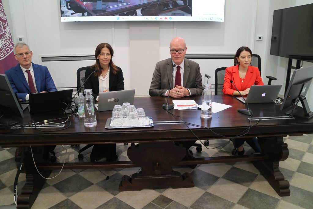 momento di conferenza con quattro persone ad un tavolo tra cui il rettore dell'università di macerata
