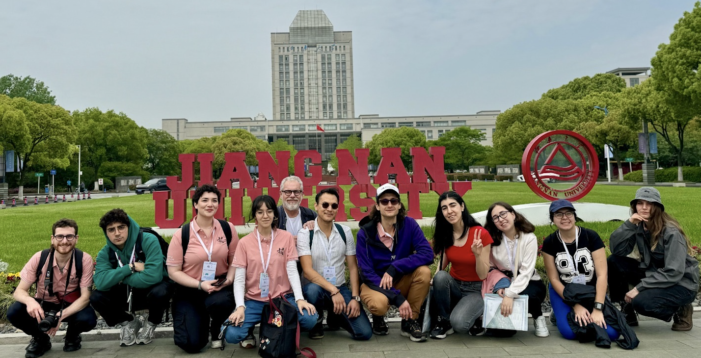 Foto di gruppo per il team Unimc al Looking China 2024
