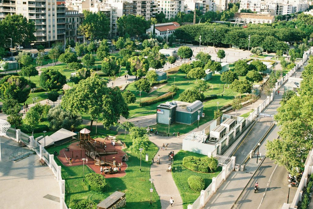 panoramica su un parco verde immerso nei palazzi di una città