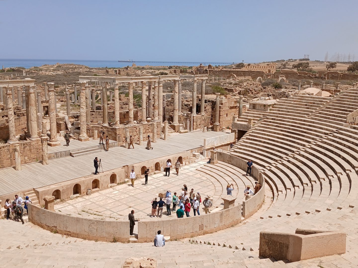 immagine dall'alto di un teatro romano parzialmente ristrutturato in libia