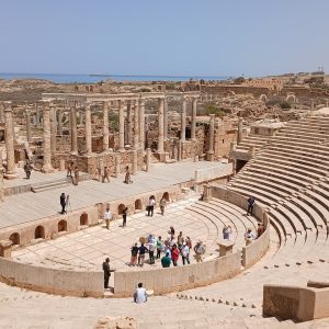 immagine dall'alto di un teatro romano parzialmente ristrutturato in libia