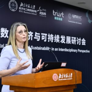 Professoressa Elena Cedrola in primo piano che tiene un intervento in Cina