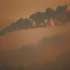 Una nuvola di fumo che esce dalla ciminiera di una fabbrica.