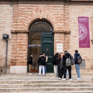 Studentesse e studenti si trovano davanti all'ingresso della sede del Dipartimento di Economia e Diritto