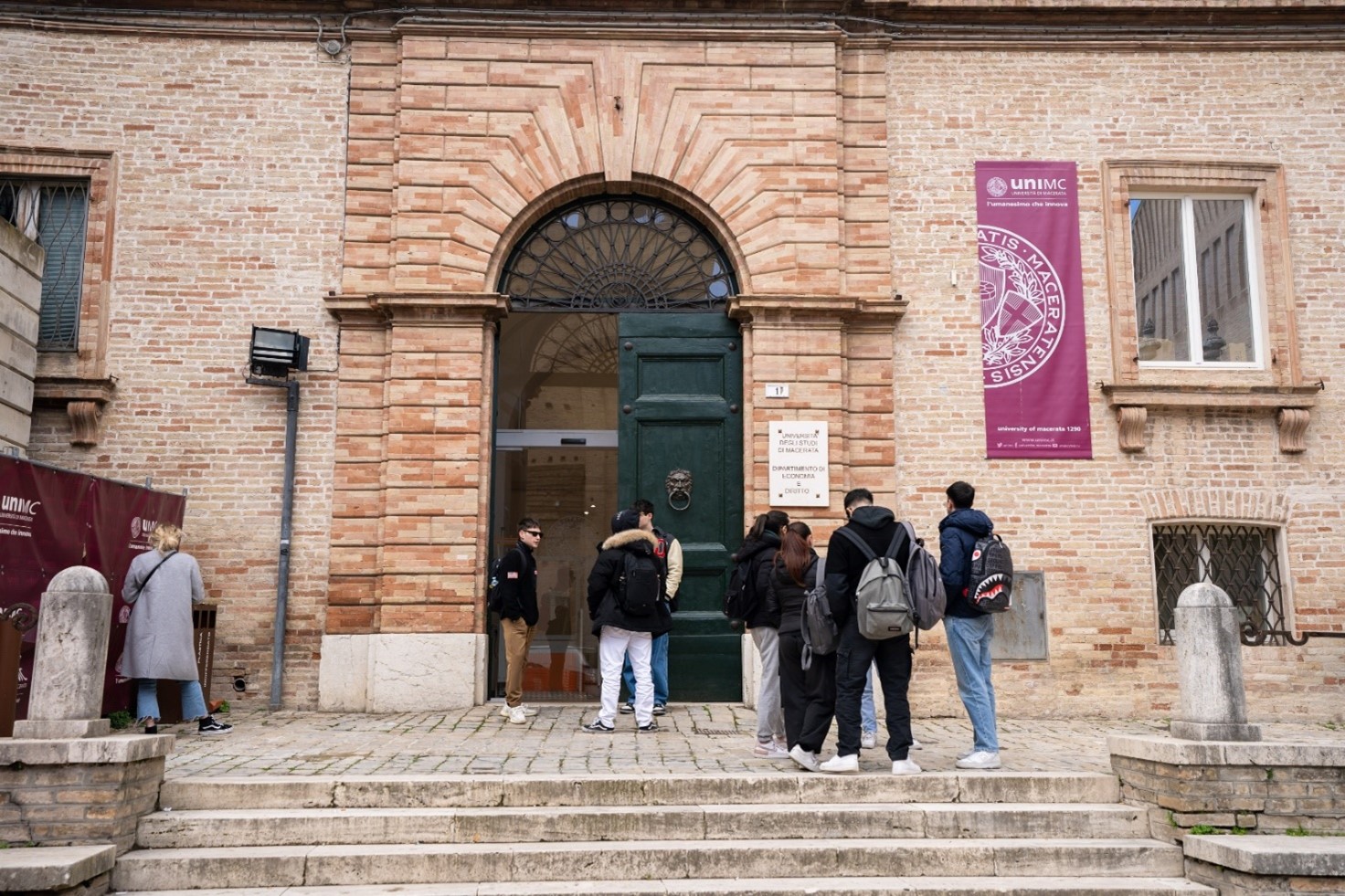 Studentesse e studenti si trovano davanti all'ingresso della sede del Dipartimento di Economia e Diritto