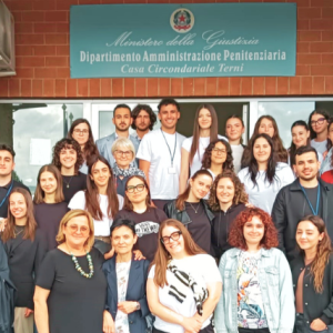 Foto degli studenti e delle studentesse accompagnati dai docenti e dalla delegazione del personale della Casa circondariale di Terni.