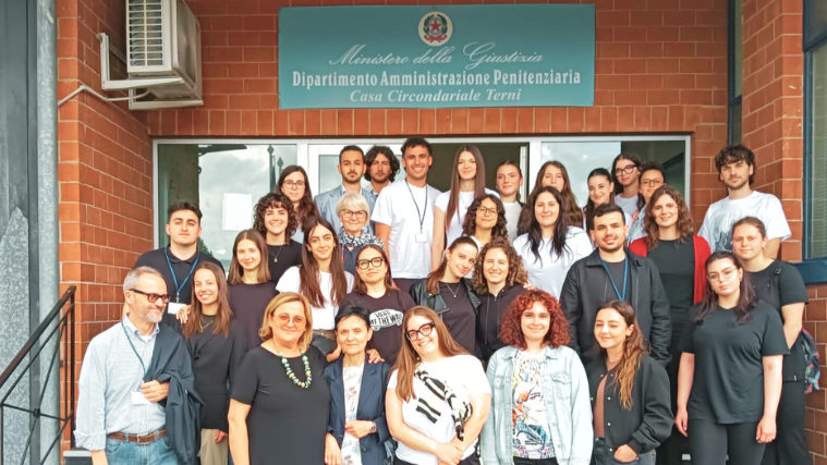 Foto degli studenti e delle studentesse accompagnati dai docenti e dalla delegazione del personale della Casa circondariale di Terni.