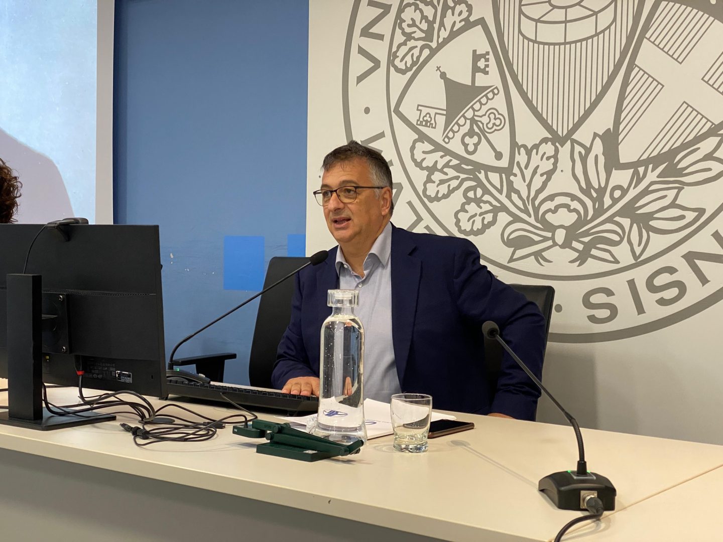 Una foto del professor Stefano Spalletti che parla al convegno su Maffeo Pantaleoni