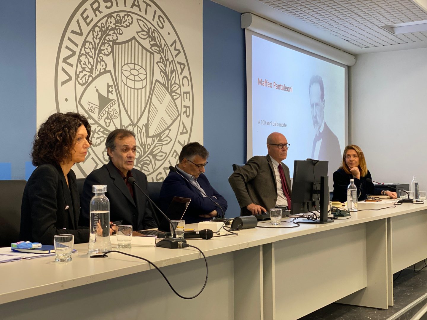 Foto del convegno in commemorazione di Maffeo Pantaleoni presso l'Università di Macerata.