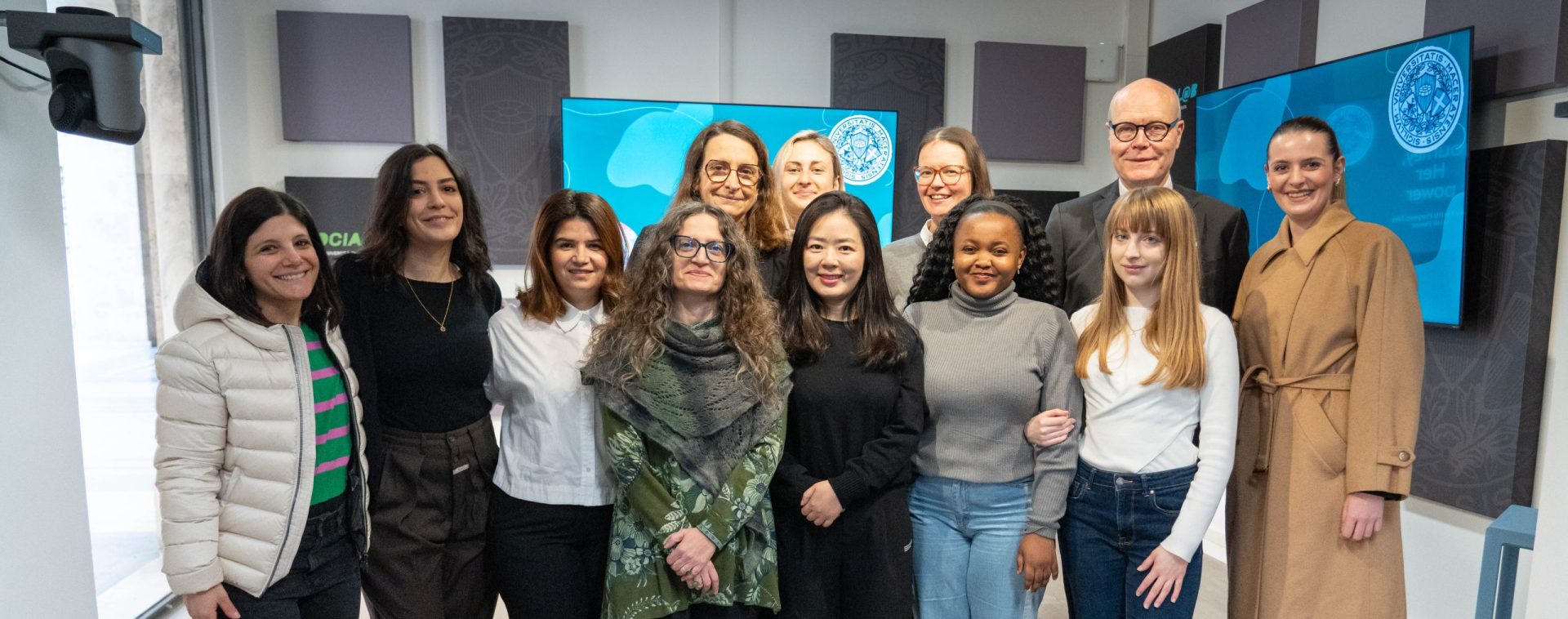 il team vincitore con il rettore John Mc Court, la delegata al placement Laura Marchegiani, la docente Mara Cerquetti, le tutor e lo staff Unimc.