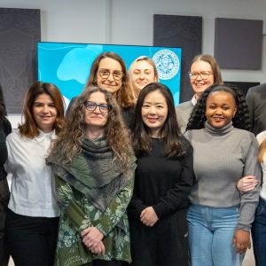 il team vincitore con il rettore John Mc Court, la delegata al placement Laura Marchegiani, la docente Mara Cerquetti, le tutor e lo staff Unimc.