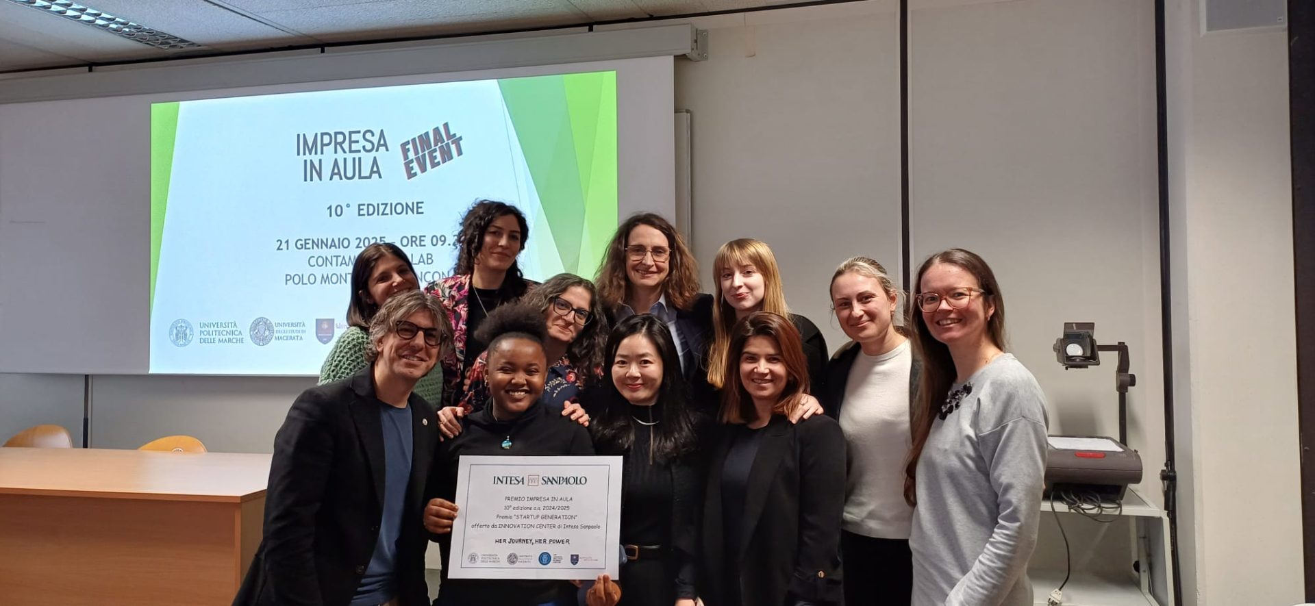 Il team Unimc al momento della premiazione con la prof. Laura Marchegiani