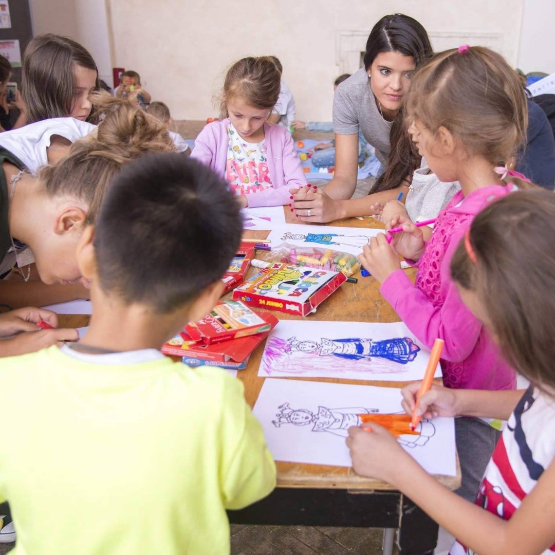 bambini coinvolti nel laboratorio Operattivamente