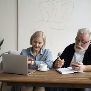 Grandparents learning to use technology Anziani attivi