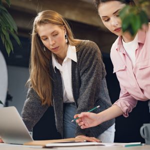 donne al lavoro davanti a un computer